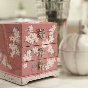 Grande boîte à bijoux rose gravée antique personnalisée | Boîte à bijoux pour bagues gravées | Organiseur de boucles d'oreilles personnalisé