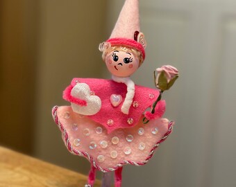 Bambola Pixie Girl per San Valentino, fatta a mano, con cuori rosa rossi, fiori d'amore, steli in feltro di ciniglia