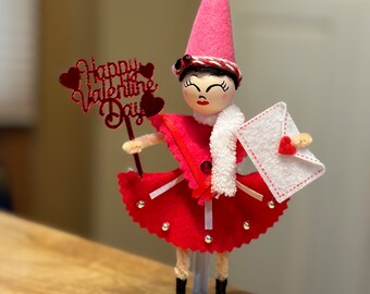 Felice San Valentino Pixie Girl Doll fatta a mano con cuori rosa bianchi rossi segno lettera d'amore posta steli in feltro di ciniglia