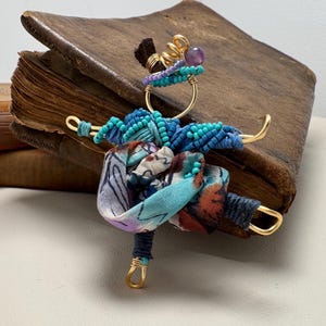 Pode incluir: Um conjunto de três canecas de cerâmica com acabamento fosco e salpicado. As canecas são em tons de creme, cinza claro e cinza escuro. Cada caneca tem um design simples e moderno e uma alça arredondada.