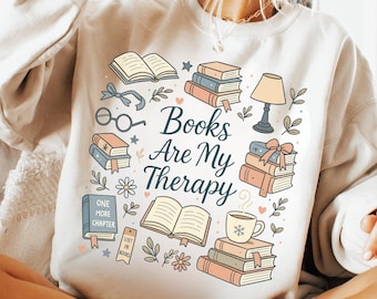 Nog maar één hoofdstuk png, boekenclub png, boeken en koffie T-shirt, boekenliefhebber png, boekenwurm leesgrage png, subtiel lezen png, herfstlezing png