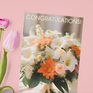 Weißer und orangefarbener Blumenstrauß – Premium-Glückwunschkarte