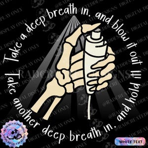 Könnte beinhalten: Schwarze Grafik mit einer Skeletthand, die eine Sprühdose hält. Der Text lautet: "Atme tief ein und puste es aus und halte es, atme noch einmal tief ein." Das Design enthält ein Totenkopf-Logo.
