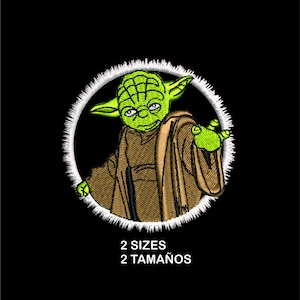 Könnte beinhalten: Gestickter Patch von Yoda aus Star Wars in Grün und Braun. Der Patch ist rund mit einem weißen, flauschigen Rand. Der Text "2 SIZES 2 TAMAÑOS" befindet sich unter dem Patch.