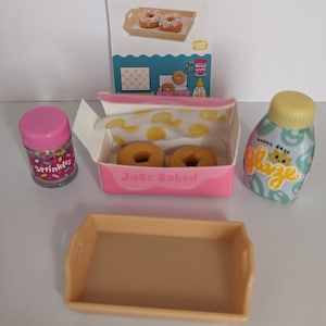 MGA Miniverse Make It Mini Cafe Series 1 Vanilla Donuts image 1