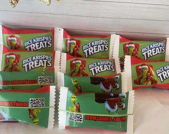 Könnte beinhalten: Ein Set aus acht roten und grünen Weihnachts-Süßigkeitentüten mit dem Grinch. Die Tüten sind mit den Worten "Rice Krispies Treats" und "Frohe Weihnachten" verziert.