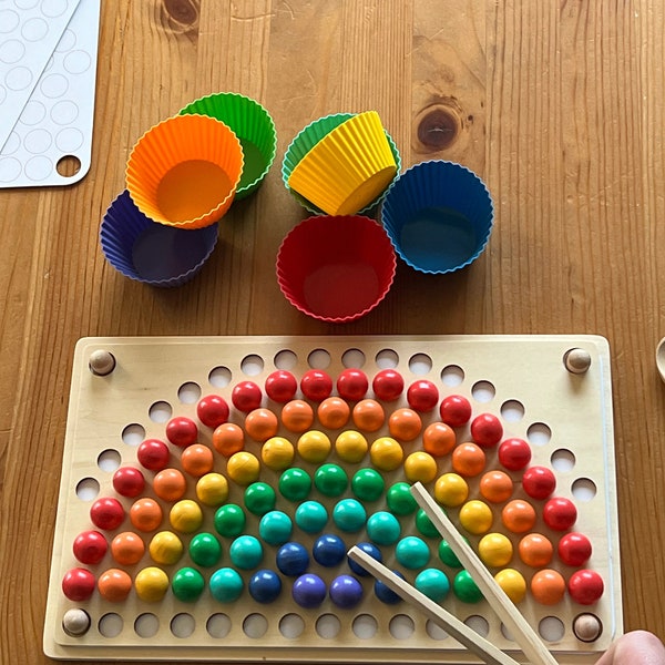 Montessori Lege- und Sortierspiel Motoriktraining Zangen Förmchen Feinmotorik Farben Holzspielzeug Holz Lernspielzeug Regenbogen Muster