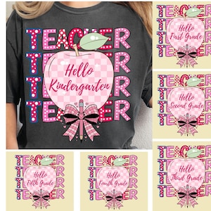 Puede incluir: Una camiseta gris oscuro con la palabra "TEACHER" repetida verticalmente en letras rosas y azules con lunares. Una manzana rosa con "Hello Kindergarten" está centrada en la camiseta. Imágenes adicionales muestran "Hello First Grade", "Hello Second Grade", "Hello Third Grade", "Hello Fourth Grade" y "Hello Fifth Grade".