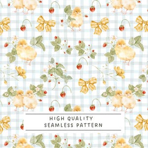 Puede incluir: Un patrón sin costuras con pollitos amarillos, fresas y lazos dorados sobre un fondo a cuadros azul claro y blanco. El diseño incluye elementos florales y el texto "HIGH QUALITY SEAMLESS PATTERN".
