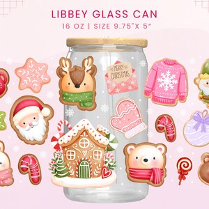 Puede incluir: Un tarro de vidrio transparente con tapa de madera, decorado con varias galletas de jengibre con temática navideña. Las galletas incluyen un reno, Papá Noel, una casa de jengibre y un suéter rosa. El texto "LIBBEY GLASS CAN" y "16 OZ | TAMAÑO 24.77cm x 12.7cm" es visible.