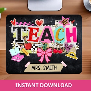 Puede incluir: Alfombrilla de ratón rectangular negra con la palabra "TEACH" en letras coloridas, decorada con corazones, flores y gráficos escolares. El nombre "MRS. SMITH" está debajo de la palabra "TEACH".
