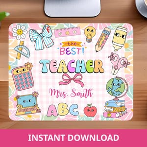 Puede incluir: Un colorido mousepad con un fondo a cuadros rosa y blanco. El diseño presenta ilustraciones temáticas escolares como una calculadora, un lápiz y un globo terráqueo. El texto incluye "The Best Teacher" y "Mrs. Smith". Una pancarta rosa en la parte inferior dice "Descarga instantánea".