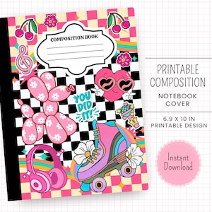 Puede incluir: Una cubierta de cuaderno de composición con un diseño retro. La cubierta presenta un patrón de cuadros rosas y blancos, un perro globo, un corazón con gafas de sol y un patín. El cuaderno mide 17,5 x 25,4 cm.