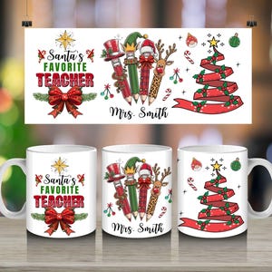 Puede incluir: Tazas de cerámica blanca con diseños navideños. Una taza presenta el texto "Santa's Favorite Teacher" con un lazo y una estrella. Otra taza tiene lápices con gorros de Papá Noel y renos. La tercera taza tiene un árbol de Navidad de cinta.