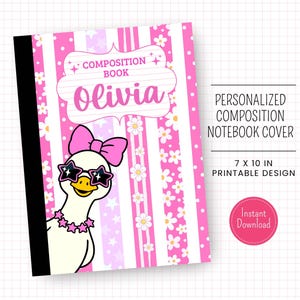 Puede incluir: Una portada de cuaderno de composición personalizada con un pato blanco que lleva un lazo rosa, gafas de sol en forma de estrella y un collar de estrellas. El fondo tiene rayas verticales rosas y blancas con flores. El texto dice COMPOSITION BOOK Olivia.