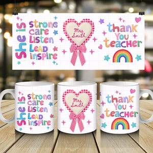 Puede incluir: Tres tazas de cerámica blanca con diseños coloridos. Una taza presenta un corazón con el texto "Mrs. Smith" y un lazo rosa. Las otras dos tazas tienen el texto "Strong, Care, Listen, Lead, Inspire" y "Thank You Teacher" con un arcoíris.