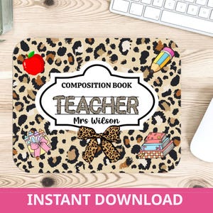 Puede incluir: Alfombrilla de ratón rectangular con diseño de estampado de leopardo. La alfombrilla tiene una etiqueta enmarcada en blanco que dice "COMPOSITION BOOK TEACHER Mrs Wilson". Elementos decorativos: una manzana roja, un lápiz, un lazo y una pila de libros.