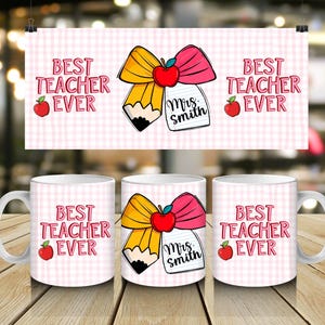 Puede incluir: Taza de cerámica blanca con un estampado de cuadros rosas, con el texto "BEST TEACHER EVER" en rosa, junto con un gráfico de una manzana roja. El diseño incluye un lápiz amarillo, un lazo rosa y una nota que dice "Mrs. Smith."