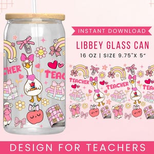 Puede incluir: Una lata de vidrio transparente con tapa y pajita de madera, decorada con un ganso de dibujos animados con gafas y una manzana. El diseño incluye arcoíris, flores, lazos y la palabra "Teacher". La lata mide 24.77 cm x 12.7 cm y contiene 473 ml.
