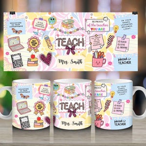 Puede incluir: Tres tazas de cerámica blanca con un diseño temático de profesor. El diseño incluye la palabra "TEACH", un lazo y el nombre "Mrs. Smith". Las tazas tienen varias ilustraciones, incluyendo un portátil, libros y el texto "Education is your superpower".