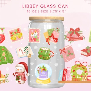 Puede incluir: Una lata de vidrio transparente con tapa de madera, adornada con ilustraciones navideñas. La lata mide aproximadamente 24,77 cm de alto y 12,7 cm de ancho, con imágenes de un muñeco de nieve, libros, un suéter y una bola de nieve. El texto "LIBBEY GLASS CAN" está en la parte superior.