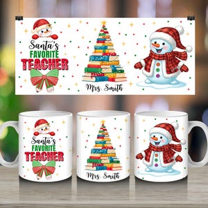 Puede incluir: Tazas de cerámica blanca con diseños navideños. Una taza presenta un muñeco de nieve, otra una pila de libros con forma de árbol de Navidad, y la tercera tiene un diseño de Papá Noel con el texto "Santa's Favorite Teacher".