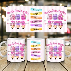 Puede incluir: Tres tazas de cerámica blanca con fondo de rayas rosas, tres lápices con detalles de flores y el texto "teach, love, inspire" y "Mrs. Smith". La taza central muestra gráficos de reglas de colores con el texto "Never forget the difference you make".