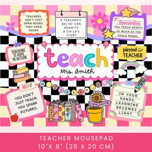 Puede incluir: Alfombrilla de ratón con temática de profesor, con un fondo a cuadros rosa y negro. El diseño incluye la palabra «teach» en letras coloridas, junto con citas inspiradoras, libros y un girasol. La alfombrilla mide 25 cm x 20 cm.