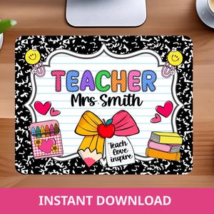 Op de afbeelding: Een rechthoekige muismat met een zwart-wit ontwerp van compositiepapier. De muismat toont het woord "TEACHER" in kleurrijke letters, de naam "Mrs. Smith" en diverse schoolthema-afbeeldingen.