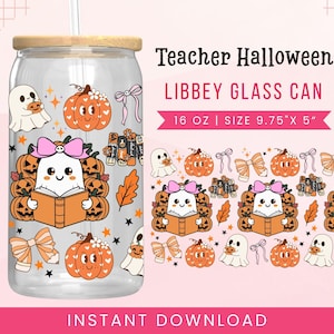 Puede incluir: Una lata de vidrio Libbey transparente con tapa de madera, decorada con ilustraciones de Halloween. El diseño incluye un fantasma leyendo un libro, calabazas, lazos y el texto "Teacher Halloween". La lata mide 24,77 cm x 12,7 cm y contiene 473 ml.