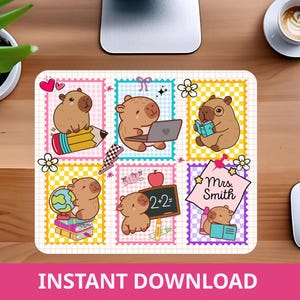Puede incluir: Alfombrilla de ratón rectangular con un diseño de cuadrícula, que muestra seis cuadrados con capibaras de dibujos animados en escenarios escolares. Las ilustraciones incluyen un lápiz, un portátil, libros, un globo terráqueo y una pizarra con "2+2=". La alfombrilla también tiene el texto "INSTANT DOWNLOAD".