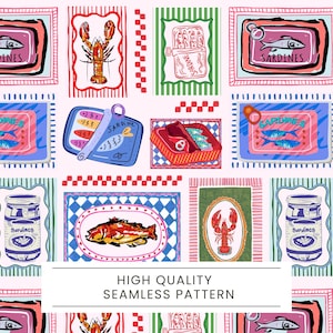 Puede incluir: Un patrón sin costuras con ilustraciones de sardinas, langostas y peces en varios recipientes. El diseño incluye latas de sardinas abiertas, frascos y marcos rectangulares con la palabra "Sardines". El fondo es rosa claro con el texto "HIGH QUALITY SEAMLESS PATTERN".