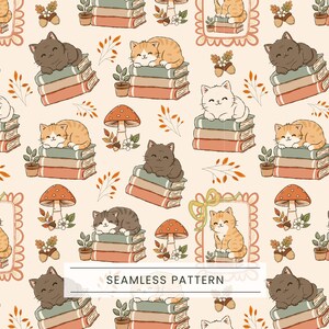 Puede incluir: Un patrón continuo con ilustraciones de gatos descansando sobre pilas de libros, setas, plantas en macetas y bellotas sobre un fondo crema. El texto SEAMLESS PATTERN está centrado en un recuadro blanco sobre el diseño repetitivo.