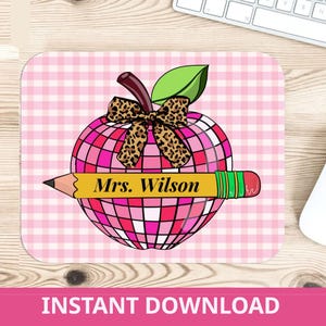 Puede incluir: Alfombrilla de ratón cuadrada con un fondo de patrón de cuadros rosa. La alfombrilla presenta un diseño de manzana estilizada con un lazo de estampado de leopardo y un lápiz con el texto "Mrs. Wilson". La manzana está hecha de cuadrados rosas.