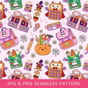 Puede incluir: Un patrón sin costuras con útiles escolares temáticos de Halloween sobre un fondo rosa. El diseño incluye calculadoras, mochilas, estuches, gomas de borrar, crayones y calabazas. El texto "JPG & PNG SEAMLESS PATTERN" está en la parte inferior.