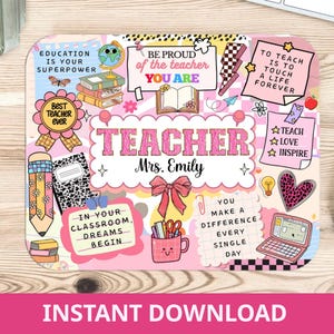 以下が含まれることがあります： 教師をテーマにしたピンク色の長方形マウスパッド。デザインには、ピンク色の「TEACHER」という文字と、鉛筆、本、ラップトップなどのさまざまなイラストが含まれています。「Education is your superpower」というテキストが含まれています。