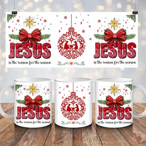 Puede incluir: Tazas de cerámica blanca y un póster con temática navideña. Las tazas y el póster presentan el texto "JESUS is the reason for the season" en rojo, junto con un lazo rojo, una estrella y un diseño de adorno navideño.