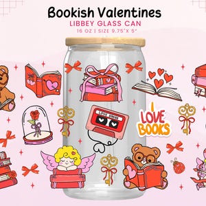 Puede incluir: Una lata de vidrio Libbey transparente con tapa de madera, adornada con ilustraciones temáticas de San Valentín. El diseño incluye libros, corazones, osos de peluche y el texto "Bookish Valentines". La lata mide 24.77 cm x 12.7 cm y contiene 473 ml.