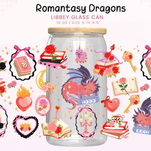 Puede incluir: Una lata de vidrio Libbey transparente con tapa de madera, decorada con dragones rosas y rojos, libros, rosas, corazones y llaves. El texto "Romantasy Dragons" y "LIBBEY GLASS CAN" están en la parte superior. La lata mide 24,77 cm x 12,7 cm y contiene 473 ml.