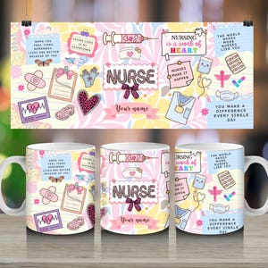 Op de afbeelding: Drie witte keramische mokken met een kleurrijk ontwerp met medische illustraties en het woord "NURSE". Het ontwerp bevat een spuit, een hartmonitor en de tekst "Nursing is a work of heart".