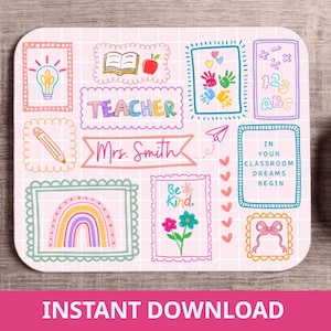 Puede incluir: Alfombrilla de ratón rectangular rosa con un patrón de cuadrícula y varias ilustraciones coloridas, incluyendo un arcoíris, una bombilla y huellas de manos. Se muestra el texto "TEACHER" y "Mrs. Smith". También es visible la frase "IN YOUR CLASSROOM DREAMS BEGIN". La parte inferior de la alfombrilla dice "INSTANT DOWNLOAD".