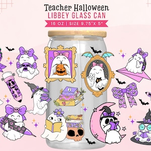 Puede incluir: Una lata de vidrio transparente con tapa de madera, decorada con ilustraciones temáticas de Halloween. El diseño incluye fantasmas de dibujos animados, calabazas, libros, murciélagos y lazos. El texto "Teacher Halloween LIBBEY GLASS CAN" se muestra arriba.