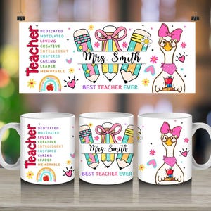 Puede incluir: Tazas de cerámica blancas con temática de profesor. Las tazas presentan ilustraciones coloridas de lápices, un ganso con gafas y un lazo, y el texto "Mrs. Smith" y "Best Teacher Ever". La palabra "Teacher" está escrita verticalmente.