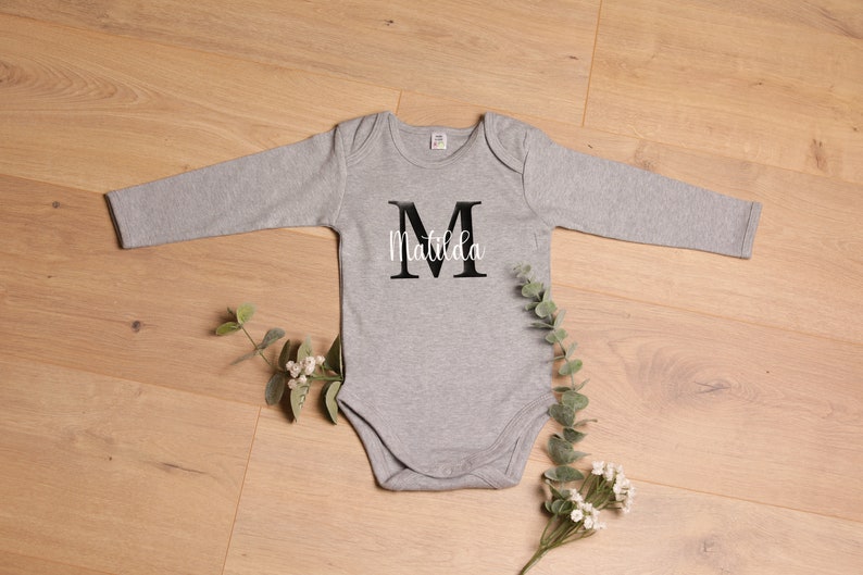 Personalisierter Babybody mit Namen / Geschenk zur Geburt, Babyparty, Taufe, zum Geburtstag Bild 2