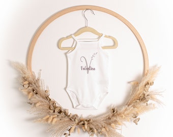 Floraler personalisierter Babybody mit Namen für Mädchen / Geschenk zur Geburt, Babyparty, Taufe, zum Geburtstag / Body für Mädchen