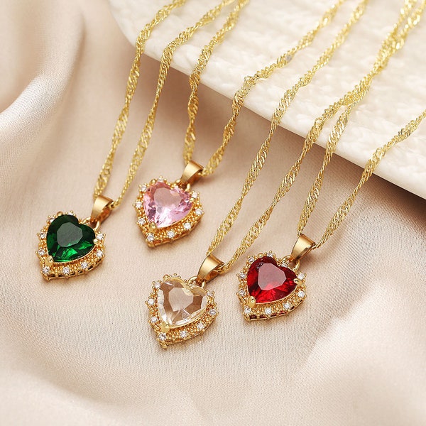Radiant beauty: Colorful rhinestone heart necklace with gold accents for the perfect glamour