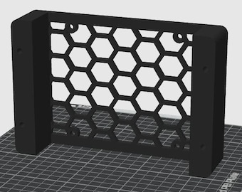 以下が含まれることがあります： 中央にハニカムメッシュパターンを配した黒い長方形のフレーム。構造には2つの頑丈な垂直サイドパネルが含まれており、それぞれに2つの円形の取り付け穴があります。デザインはグリッドパターンの表面上に配置されています。