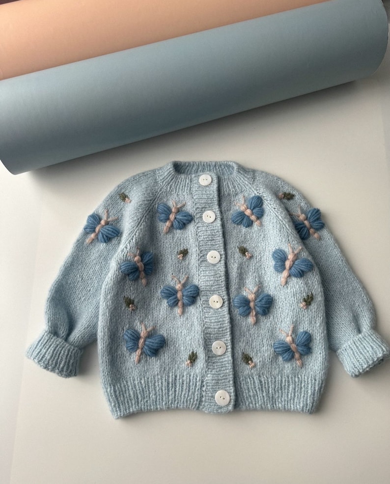 Veste de bébé tricotée à la main pull chapeau veste cadeau nouveau-né chaussettes de bébé cardigan image 1