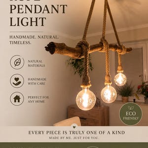 Könnte beinhalten: Rustikale Seil-Pendelleuchte mit drei Edison-Glühbirnen. Die Leuchte hängt an einer schwarzen Deckenhalterung mit Naturseil und einem Holzbalken. Der Text auf dem Bild lautet "Handmade. Natural. Timeless."