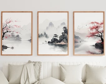 Op de afbeelding: Drie ingelijste aquarellen die een mistig, sereen landschap met bergen, bomen en een meer afbeelden. De schilderijen kenmerken zich door een delicate, minimalistische stijl in grijstinten, zwart en roze.